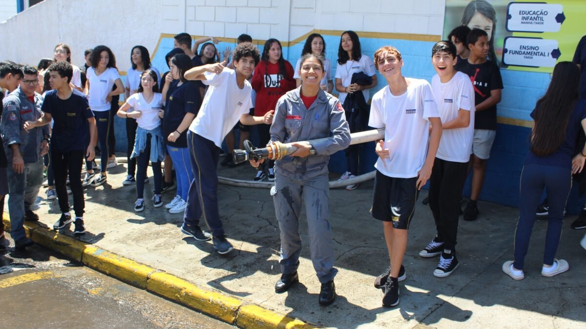 Alunos do Colégio Cosmos recebem diploma do Corpo de Bombeiros