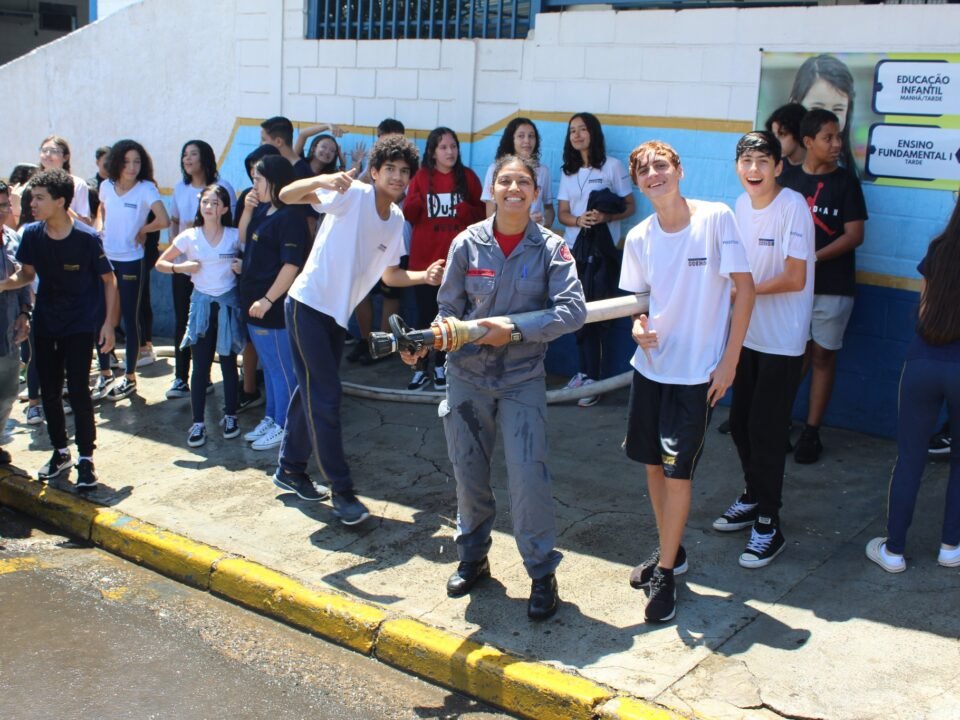 Alunos do Colégio Cosmos recebem diploma do Corpo de Bombeiros