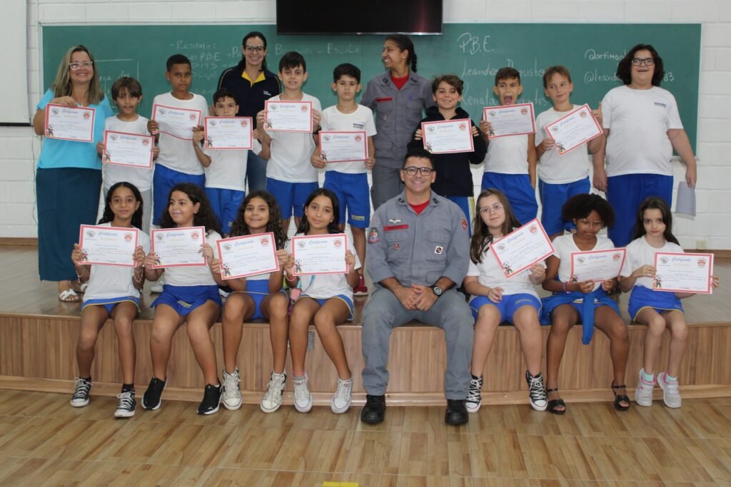 Alunos do Colégio Cosmos recebem diploma do Corpo de Bombeiros